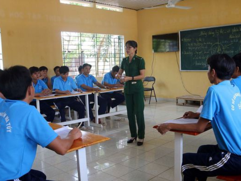 Việc thực hiện quản lý người sử dụng trái phép chất ma túy giúp giảm thiểu nguy cơ tái nghiện và vi phạm pháp luật, đồng thời hỗ trợ quá trình hòa nhập xã hội của người nghiện.