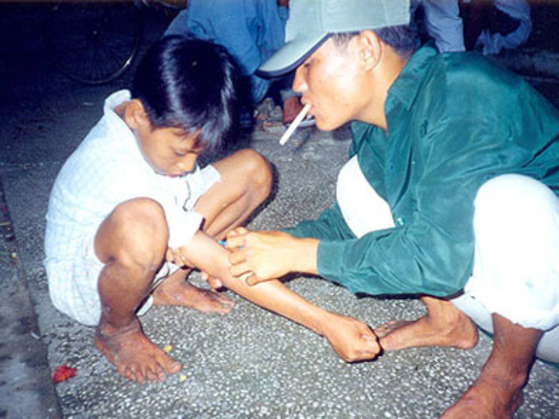 Việc xử lý nghiêm tội cưỡng bức người khác sử dụng trái phép chất ma túy góp phần bảo vệ sức khỏe và nhân phẩm của công dân.