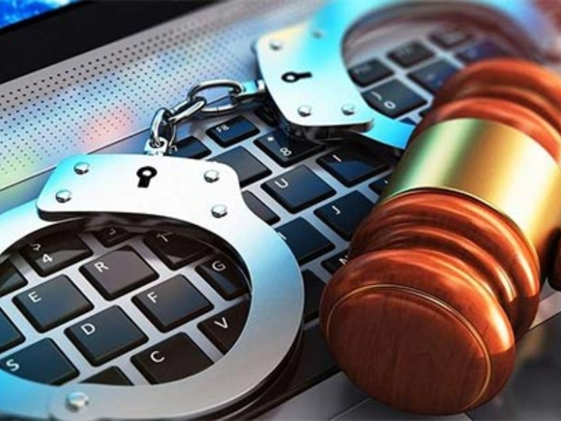 Tội phạm mạng là gì? Là những vi phạm pháp luật qua internet gây tổn hại đến cá nhân, doanh nghiệp và xã hội.