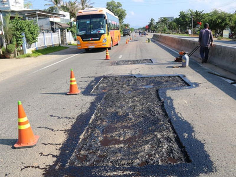 Luật hình sự quy định rõ ràng về tội vi phạm quy định về duy tu, sửa chữa, quản lý công trình giao thông nhằm bảo đảm sự an toàn và hiệu quả trong vận hành các công trình giao thông công cộng.