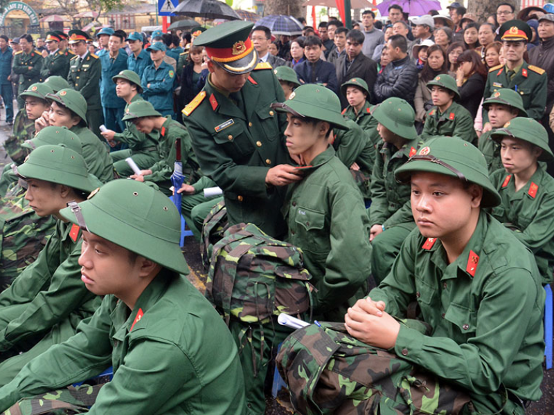 Người có hành vi tổ chức cho người khác trốn nghĩa vụ nhập ngũ có thể bị truy cứu về Tội cản trở việc thực hiện nghĩa vụ quân sự.