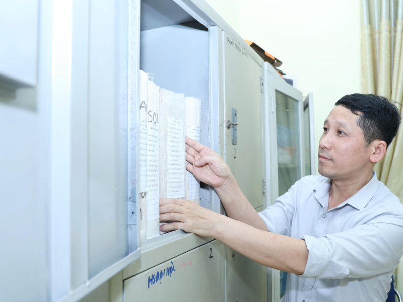 Tội chiếm đoạt, mua bán hoặc tiêu hủy tài liệu bí mật công tác quân sự là hành vi đặc biệt nghiêm trọng, xâm phạm trực tiếp đến chế độ bảo vệ bí mật quân sự của Nhà nước.