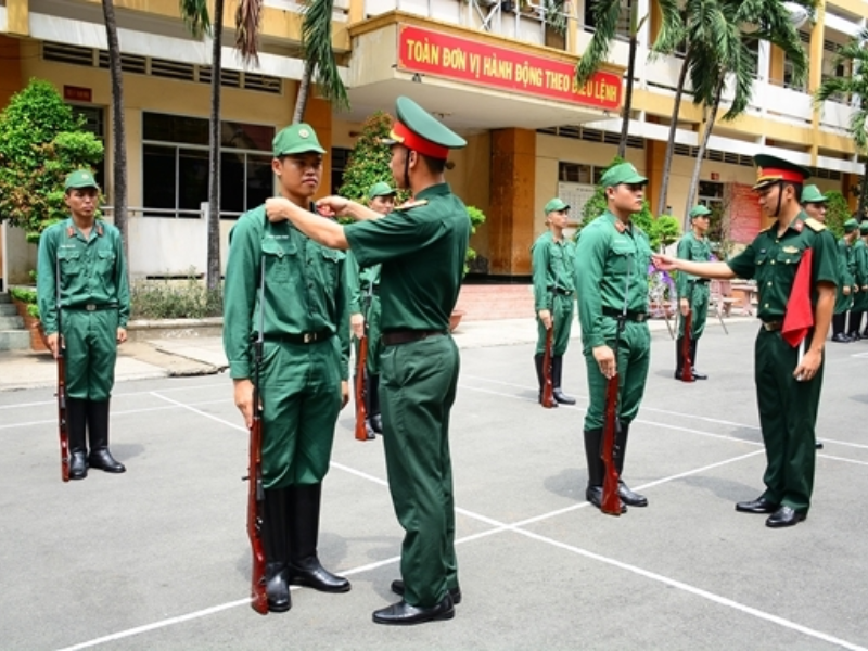 Người phạm Tội chống mệnh lệnh thường cố ý từ chối thực hiện nhiệm vụ do cấp trên giao phó.