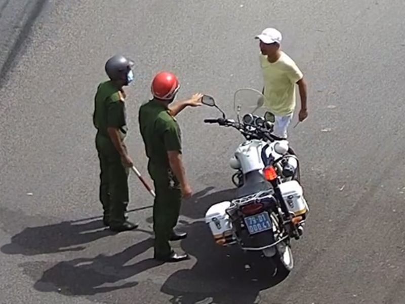 Tội chống người thi hành công vụ là hành vi cản trở người đang thực hiện nhiệm vụ hợp pháp.