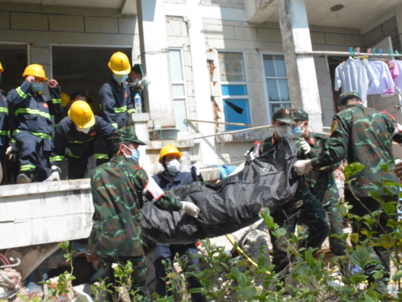 Chỉ huy thực hiện Tội cố ý bỏ thương binh, tử sỹ hoặc không chăm sóc, cứu chữa thương binh sẽ chịu trách nhiệm nặng hơn theo quy định tại Điều 417 Bộ luật Hình sự.