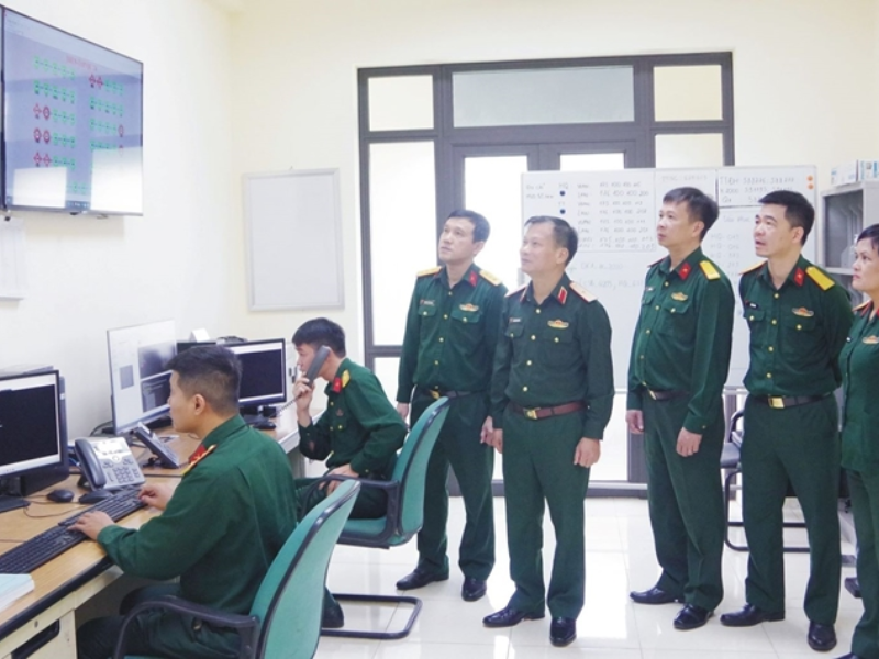 Tội cố ý làm lộ bí mật công tác quân sự thường xuất phát từ động cơ vụ lợi hoặc thiếu ý thức tổ chức kỷ luật.