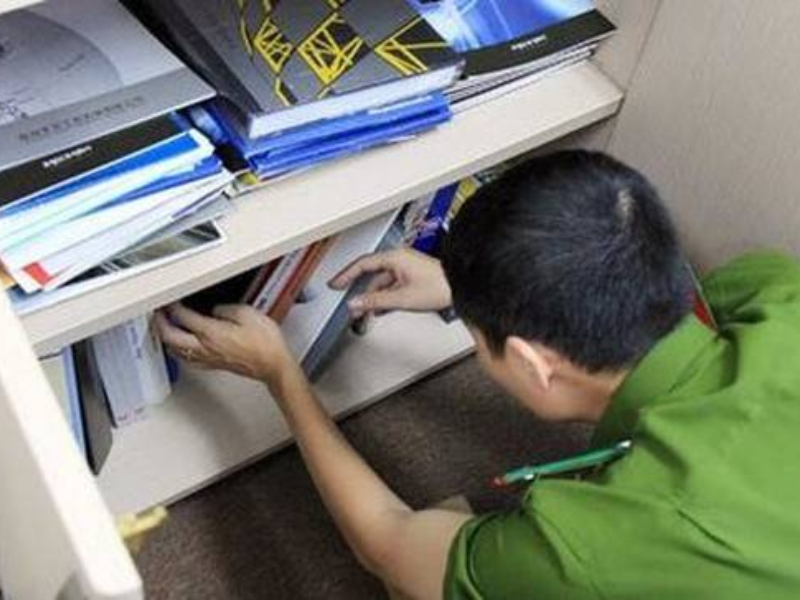 Tội cố ý làm lộ bí mật công tác; tội chiếm đoạt, mua bán hoặc tiêu hủy tài liệu bí mật công tác làm suy giảm uy tín và tính bảo mật trong hoạt động của cơ quan nhà nước.
