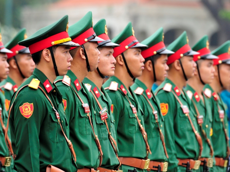 Tội hành hung đồng đội là hành vi cố ý gây thương tích hoặc tổn hại sức khỏe cho quân nhân cùng đơn vị trong quá trình thực hiện nhiệm vụ.