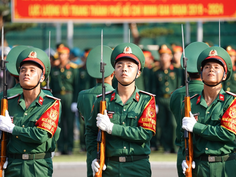 Người thực hiện Tội hành hung đồng đội thường có hành vi tác động trực tiếp đến thân thể đồng đội như đấm, đá, đánh đập.