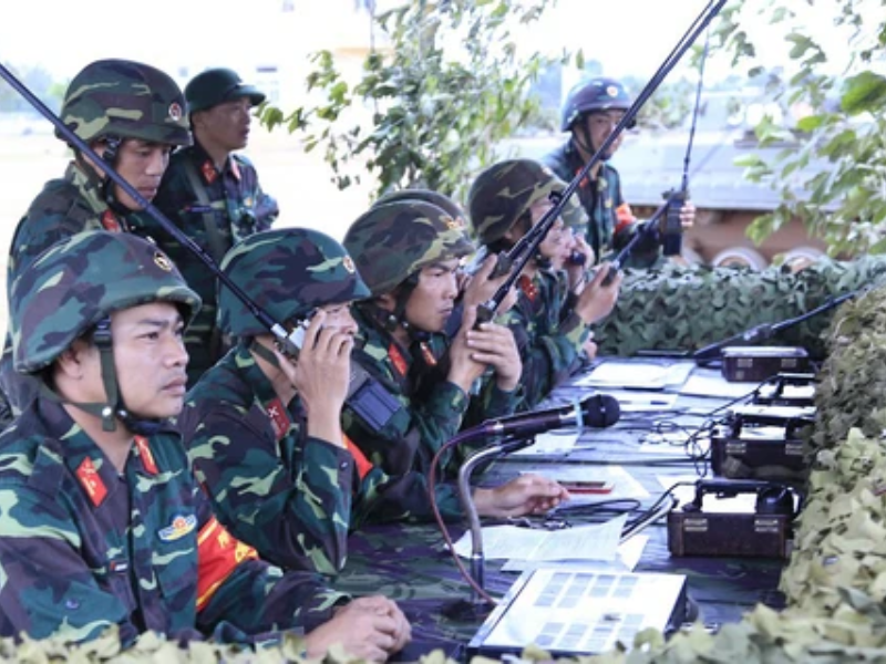 Người thực hiện Tội lạm dụng nhu cầu quân sự trong khi thực hiện nhiệm vụ thường là quân nhân, công nhân quốc phòng được giao nhiệm vụ chính thức trong quân đội.
