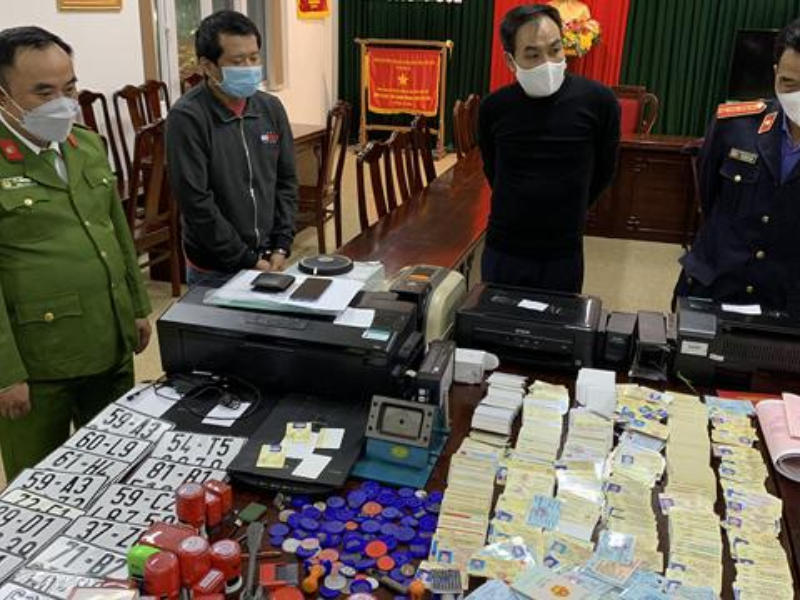 Trong nhiều vụ án hành chính, cơ quan điều tra đã khởi tố về tội làm giả con dấu, tài liệu của cơ quan, tổ chức; tội sử dụng con dấu hoặc tài liệu giả của cơ quan, tổ chức để xử lý nghiêm.