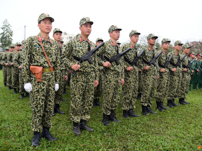 Tội làm nhục đồng đội là hành vi xúc phạm nghiêm trọng danh dự, nhân phẩm quân nhân trong quan hệ công tác.