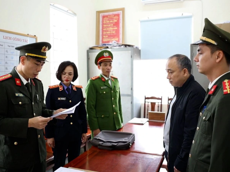 Tội lạm quyền trong khi thi hành công vụ thường xảy ra khi cán bộ cố tình vượt quá thẩm quyền được giao.