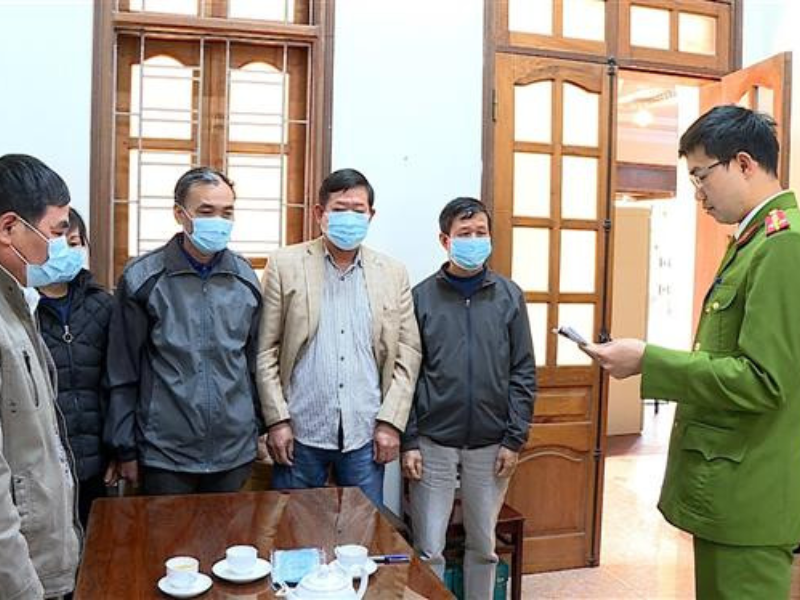Tội lạm quyền trong khi thi hành công vụ xâm phạm đến hoạt động đúng đắn của cơ quan, tổ chức nhà nước.