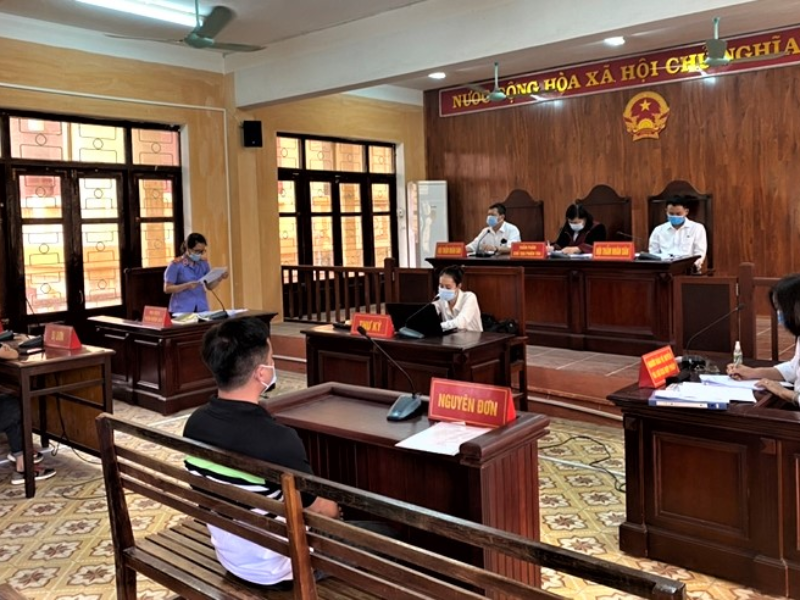 Tội ra quyết định trái pháp luật làm ảnh hưởng nghiêm trọng đến quyền và lợi ích hợp pháp của cá nhân, tổ chức.