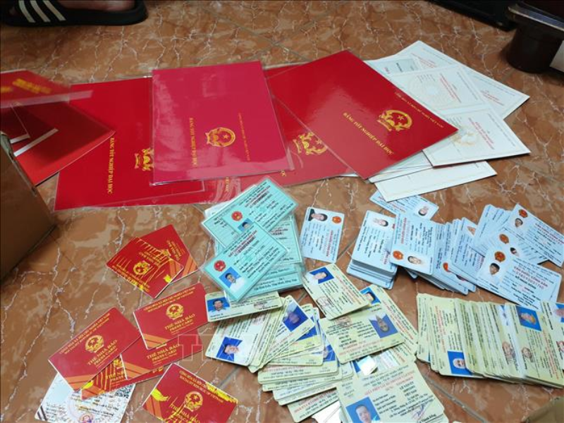 Tội sửa chữa và sử dụng giấy chứng nhận, các tài liệu của cơ quan, tổ chức là hành vi nguy hiểm xâm phạm trực tiếp đến tính hợp pháp và trật tự quản lý hành chính Nhà nước.