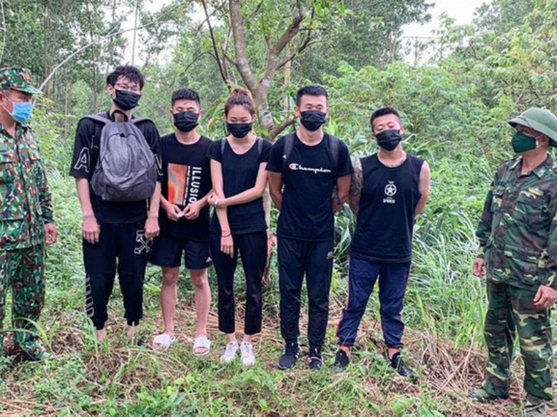 Người thực hiện tội tổ chức, môi giới cho người khác xuất cảnh, nhập cảnh hoặc ở lại Việt Nam trái phép có thể đối mặt với mức án lên tới 15 năm tù.