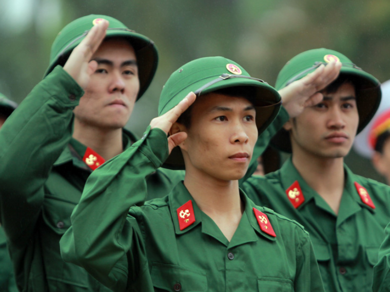 Người phạm tội trốn tránh nhiệm vụ thường sử dụng các thủ đoạn gian dối như giả ốm, tự gây thương tích nhằm né tránh công việc được giao.