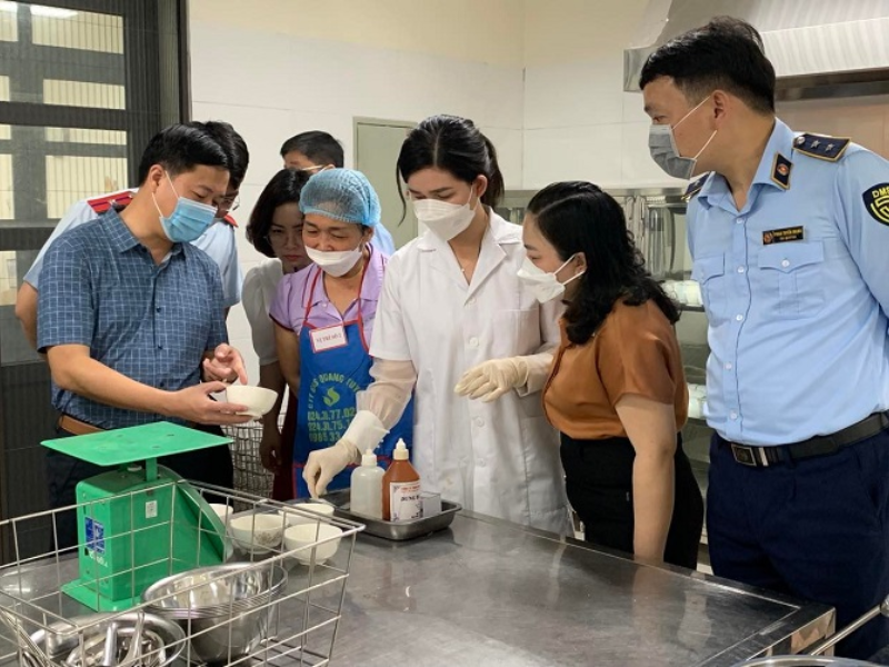 Các hành vi cấu thành tội vi phạm quy định về an toàn thực phẩm thường liên quan đến việc sử dụng chất cấm hoặc thực phẩm không đảm bảo vệ sinh.