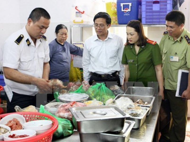 Tội vi phạm quy định về an toàn thực phẩm gây nguy hiểm đến sức khỏe cộng đồng và bị xử lý nghiêm minh theo pháp luật.