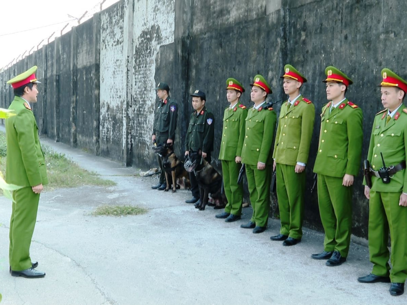 Tội vi phạm quy định về bảo vệ là hành vi không chấp hành nghiêm chế độ tuần tra, canh gác, áp tải, hộ tống gây hậu quả nghiêm trọng.