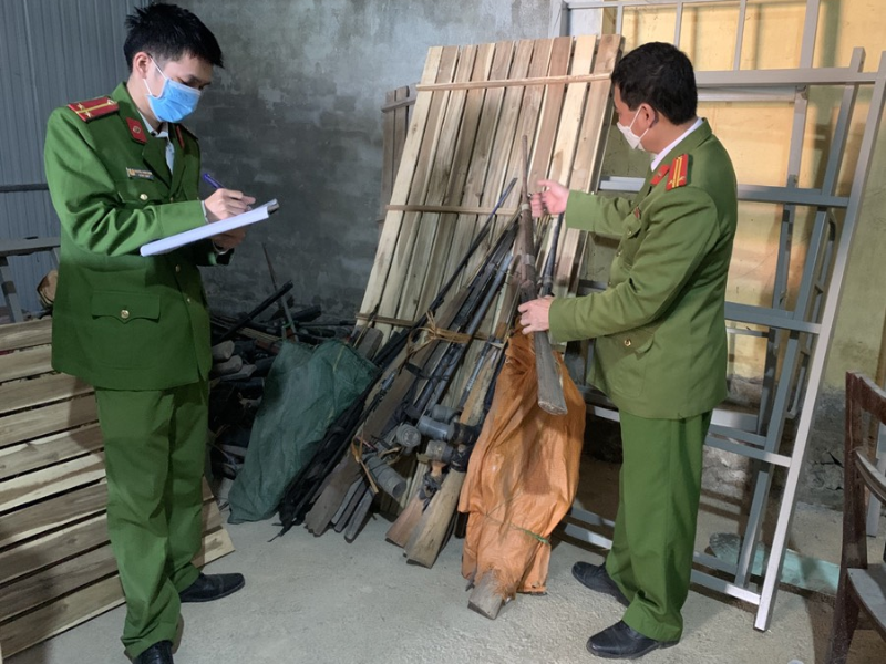 Pháp luật quy định mức xử phạt nghiêm khắc đối với tội vi phạm quy định về quản lý vũ khí, vật liệu nổ, công cụ hỗ trợ nhằm bảo vệ tính mạng và tài sản công dân.
