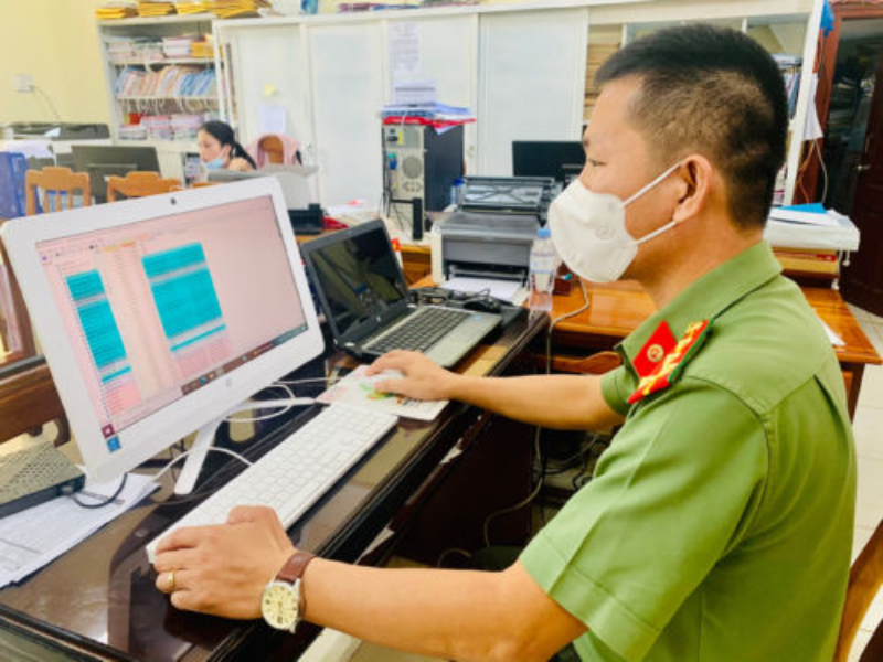 Tội làm mất tài liệu bí mật công tác phản ánh sự thiếu trách nhiệm trong quản lý văn bản quan trọng.