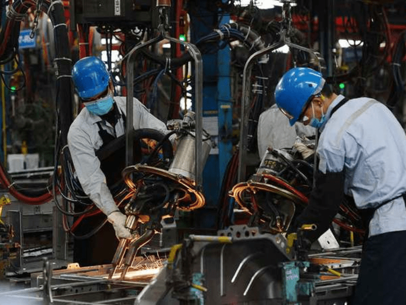 Các quy định pháp luật hiện hành có đặt ra một số hạn chế đối với việc chuyển giao công nghệ từ nước ngoài vào Việt Nam, nhằm đảm bảo an toàn quốc gia và bảo vệ môi trường.