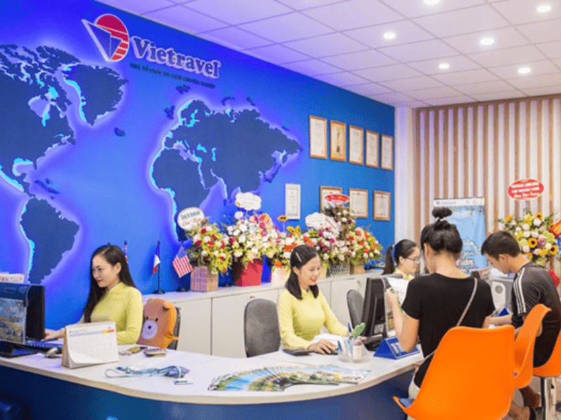 Tùy theo quy mô và định hướng phát triển, cơ cấu tổ chức của công ty du lịch có thể được xây dựng theo mô hình đơn giản hoặc phân tầng phức tạp.